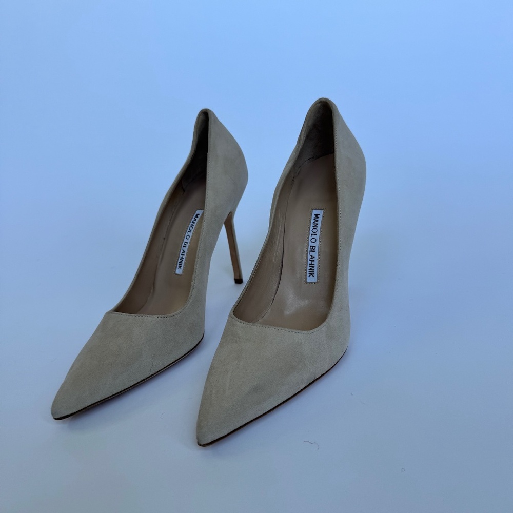 Manolo Blahnik BB 90 Light Beige Suede Pointed Toe Pumps, Size 39